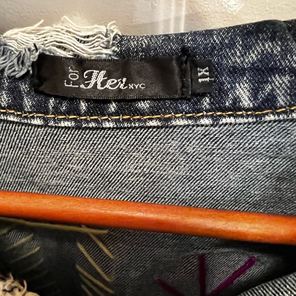 Beautiful graffiti denim jacket. - Picture 4 of 6